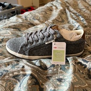 Taos grey fabric tennis shoe size 8 new with tags, In the box